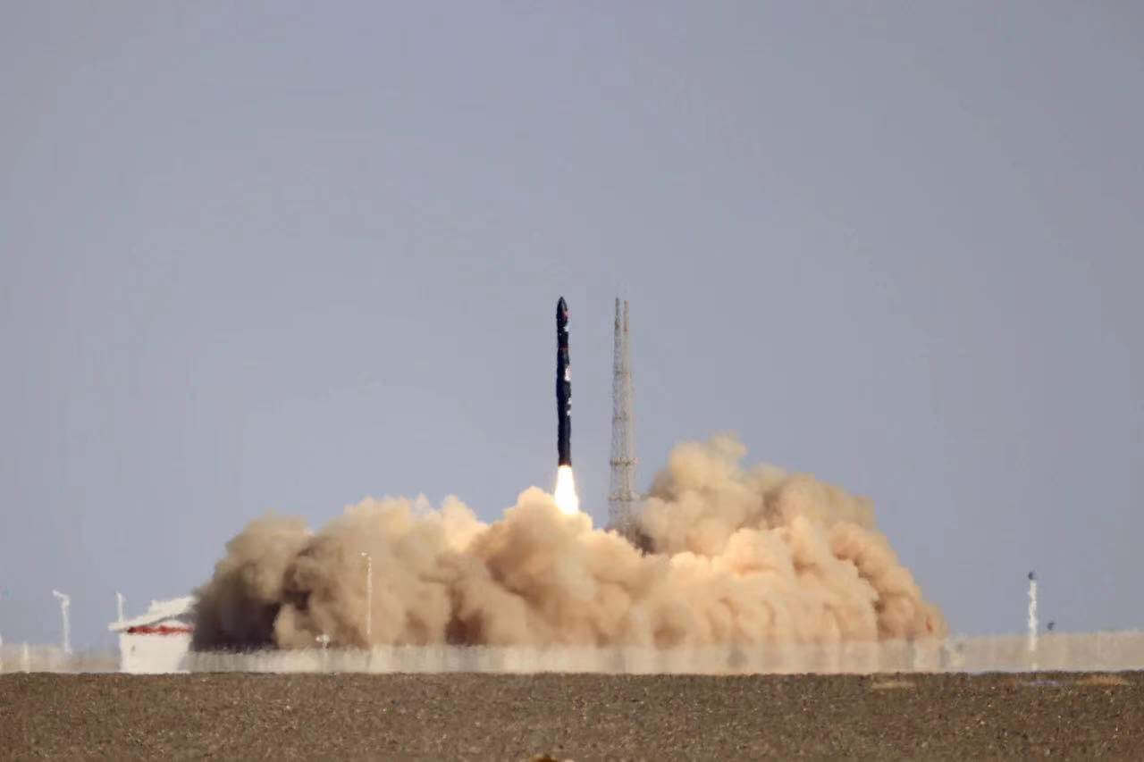 中国、内陸と海上の別々のロケット打ち上げで衛星20基を打ち上げる